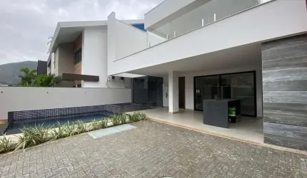 Casa Alto Padrão com até 4 suítes, localização privilegiada próximo à Barra da Tijuca, lazer privativo com Spa, Piscina e Espaço Gourmet.