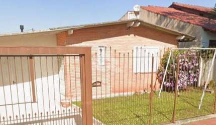CASA DE 3 QUARTOS , 1 SUÍTE, GARAGEM E PÁTIO COM PISCINA