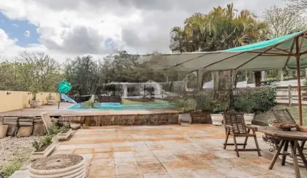 SITIO COM 4.989M22², COM BENFEITORIAS NA ESTRADA DA BRANQUINHA