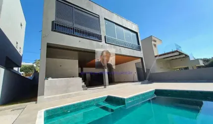Casa no Cond. Reserva Santa Maria - Moderna e integrada, com 5 suítes. Pisc