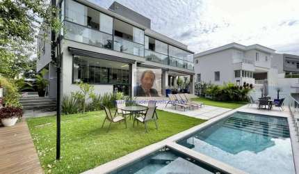 Casa no Cond. Alphaville G.V. -PORTEIRA FECHADA! Impecável, 4 suítes, eleva