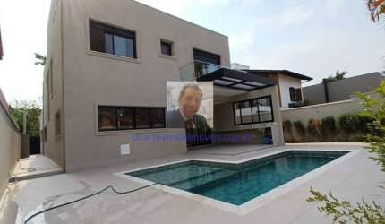 Vende-se Linda Casa no Alphaville 3, 4 suítes, piscina e Área Gourmet. 