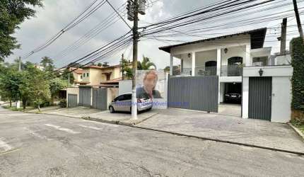 Vende-se Casa de Rua - 4 suítes, salão festas, escritório, adega, 7vagas (4