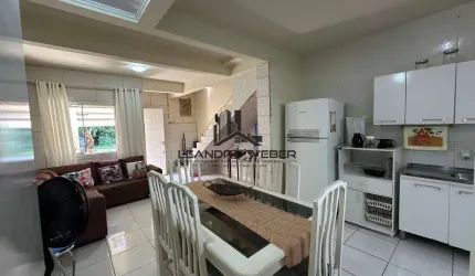 Sobrado Geminado com 2 Dormitórios – Frente para Área Verde!