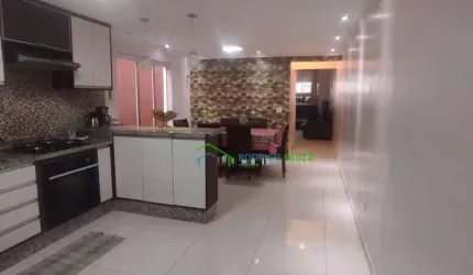 Casa com 3 dormitórios à venda, 153 m² por R$ 680.000 - Aceita financiamento - Centro de Carapicuíba/SP