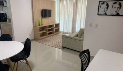 Apartamento beira-mar com 2 quartos totalmente mobiliado.