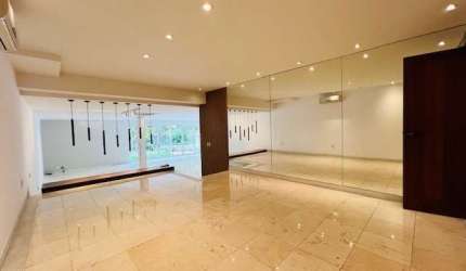 Imponente mansão de luxo para aluguel na Barra da Tijuca, Rio de Janeiro -  5 suítes, 5 salas, garagem subterrânea, 850m²