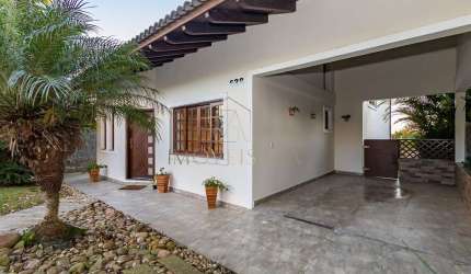 Casa com quintal em rua sem saída