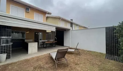 Casa em condomínio mobiliada no Parque Jambeiro com quintal e reformada