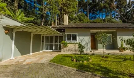 Casa em condomínio encantador, em um terreno de 1.000m2, no Butiatuvinha, Santa Felicidade.