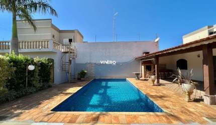 Excelente casa com piscina bem próximo ao Centro de Arapongas - Paraná