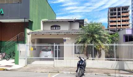 Casa no Centro de Itajaí com 4 dormitórios