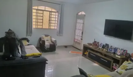 A&M IMÓVEIS VENDE EXCELENTE CASA NO CENTRO DE SÃO SEBASTIÃO