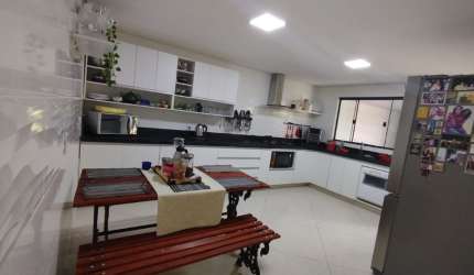 A&M IMÓVEIS VENDE EXCELENTE CASA NO SETOR DE MANSÕES