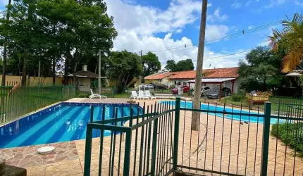 Lindo Sobrado com lago e muita natureza