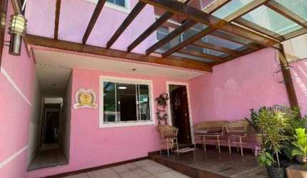 Atlântica Imóveis tem excelente casa com 3 dormitórios à venda por R$ 550.000 - Jardim Vitória - Macaé/RJ.