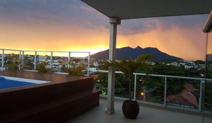 cobertura com 3 dormitórios à venda por R$ 950.000, localizada no bairro Extensão do Bosque, Rio das Ostras/RJ. Com 255 m² de área útil, o imóvel cont