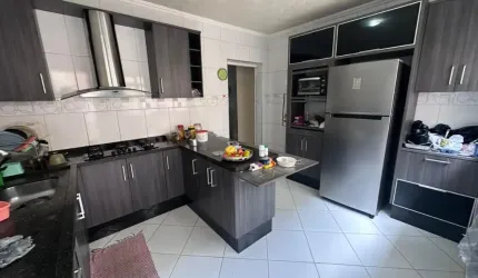 Aluga-se Sobrado 4 Dormitórios 5 vagas de Garagem com Salão em cima no Jd Bela Vista - Com piscina