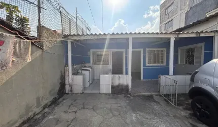 Aluga-se Casa com 3 Cômodos e vaga de Garagem no Jd Bom Clima