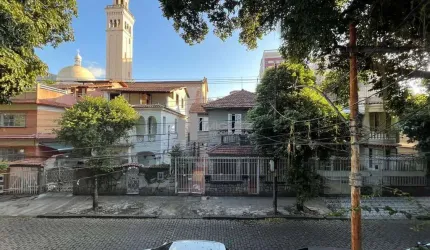 Vendo casa duplex com terraço na Alberto de Sequeira com 6 quartos.