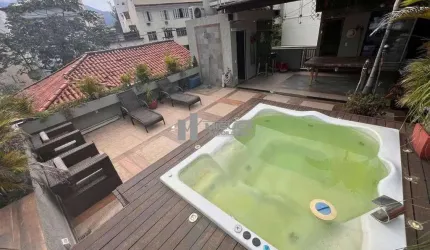 Sensacional casa de vila à venda na Tijuca! Localizada na Travessa Acis Castilho