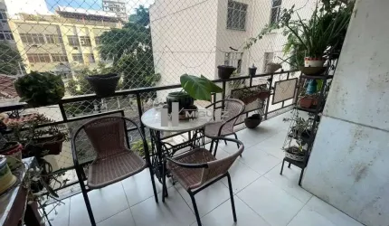 Aconchegante apartamento à venda na Tijuca! Varanda, 4 quartos! Aproximadamente 140m²! Rua Doutor Satamini!