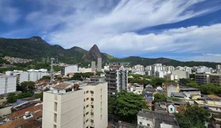 VARANDA, SALA EM 2 AMBIENTES, 2 QUARTOS SENDO 1 SUÍTE, 1 BANHEIRO SOCIAL, COZINHA, DEPENDÊNCIAS COMPLETAS (QUARTO, BANHEIRO, ÁREA DE SERVIÇO) - CONDOMÍNIO COM INFRA COMPLETA (PISCINA, ACADEMIA, SALÃO 