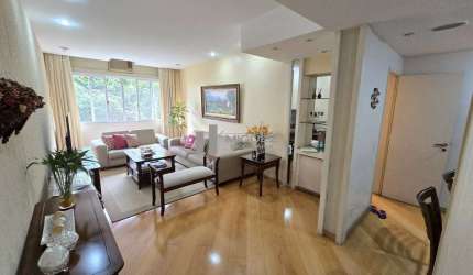 RUA URUGUAI (PARTE NOBRE DA TIJUCA) - SALA EM 3 AMBIENTES, 3 BONS QUARTOS SENDO 1 SUÍTE, 1 BANHEIRO SOCIAL, COPA COZINHA, DEPENDÊNCIAS COMPLETA (QUARTO, BANHEIRO E ÁREA DE SERVIÇO) - 1 VAGA NA ESCRITU