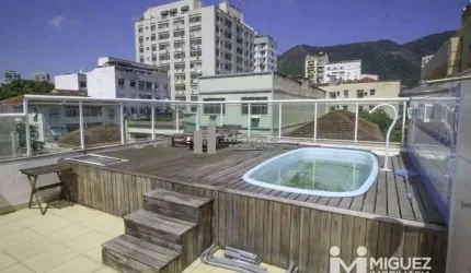 Casa espetacular triplex à venda na Rua Antônio Salema! São 3 quartos sendo 2 suítes, com terraço gourmet ( piscina e churrasqueira) e garagem para 2 carros!