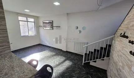 CASA DE VILA RUA BARÃO DE COTEGIPE (VILA ISABEL) - CASA TRIPLEX COMPOSTA POR SALA, 3 QUARTOS SENDO 1 SUÍTE, 1 BANHEIRO SOCIAL, 1 LAVABO, COZINHA INTEGRADA A SALA, ÁREA DE SERVIÇO, TERRAÇO COM TOLDO RE