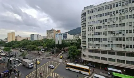 Excelente apartamento à venda na Rua General Roca. Debruçado à Praça Saens Pena. Sala, 2 quartos e Dependências. Bairro da Tijuca. Código: 21518