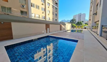 Apartamento com varanda, 2 quartos, sendo 1 suíte à venda no belíssimo Condomínio Charles Chaplin. Colado ao Shopping Tijuca. Rua Engenheiro Enaldo Cravo Peixoto.