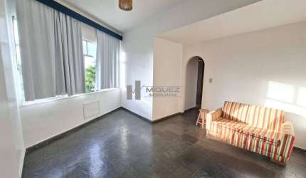 Apartamento a venda próximo ao Maracanã, localizado na Rua General Canabarro, contendo 2 quartos, sala, cozinha, banheiro social e dependência completa.