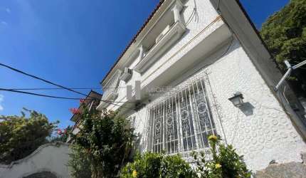Casa Triplex À venda na Tijuca! Localizado na rua que é um refúgio do bairro, Rua Gurindiba! São aproximadamente 330m² de conforto para sua família!