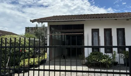 Casa térrea, averbada e murada com área construída de 135 m² em terreno de 507 m²   Valor 780.000,00.
