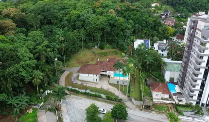 Casa plana averbada com 4 quartos ( 2 suítes) à venda no bairro Saguaçu em Joinville - SC por R$ 2.800.000,00.