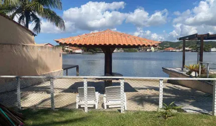 Casa em Cabo Frio com Deck de Acesso ao Canal e Praia Particular