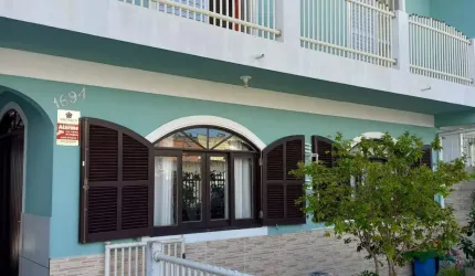 Casa Sobrado  com 4 quartos  01 suíte em Barreiros- São José/SC