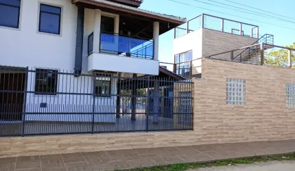 Casa frente para o Mar com 06 quartos e 04 suítes Praia de Fora - Palhoça-RS