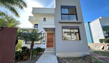 Casa em condomínio fechado com 04 suítes - Cachoeira de Bom Jesus -Florianópolis
