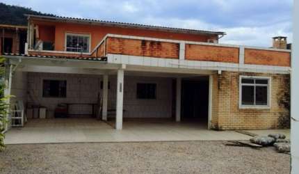 Casa/sobrado á venda a 500 metros do mar.