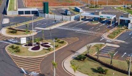 Terreno á venda no Condomínio Florais Chapada