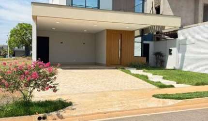 Venda de Casa de Luxo no Condomínio Florais do Parque em Cuiabá-MT: 4 Quartos, 4 Suítes, 3 Salas, 2 Vagas, 233m².