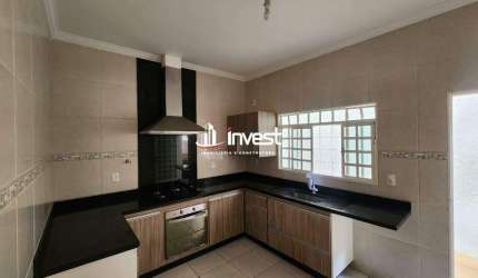 Linda casa de 3 quartos no Oneida Mendes, 30 metros da Av Nossa Senhora do Desterro.