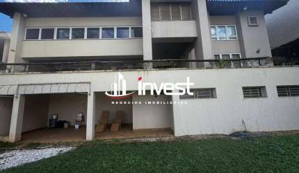 Casa mercês com 5 suítes, piscina, quadra, bar e garagem para 4 carros.