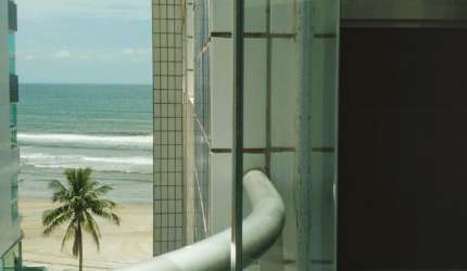 EXCELENTE OPORTUNIDADE!!!! AMPLO APARTAMENTO, PREDIO Á BEIRA MAR, 2 DOMITÓRIOS, SUITE, CHURRASQUEIRA E PISCINA - R$ 285 MIL