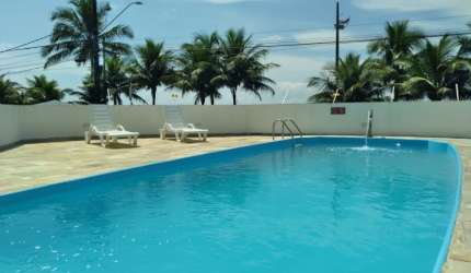 OPORTUNIDADE!!! APARTAMENTO AMPLO, 2 DORMITÓRIOS, 2 BANHEIROS, SACADA, Á BEIRA MAR COM PISCINA - R$299 MIL