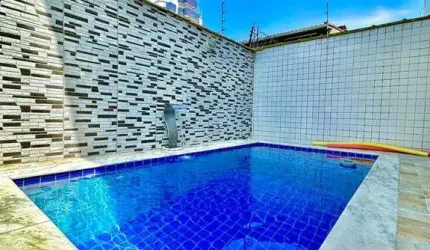 699MIL A VISTA - SOBRADO ALTO PADRÃO, FINO ACABAMENTO, 3 SUÍTES, PISCINA E CHURRASQUEIRA, 200 METROS DA PRAIA