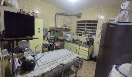 Casa com 3 Quarto(s) e 2 banheiro(s) para Alugar, 245 m² por R$ 3200 / Mês