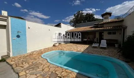 Casa com 4 Quarto(s) e 3 banheiro(s) para Alugar, 239 m² por R$ 6178 / Mês